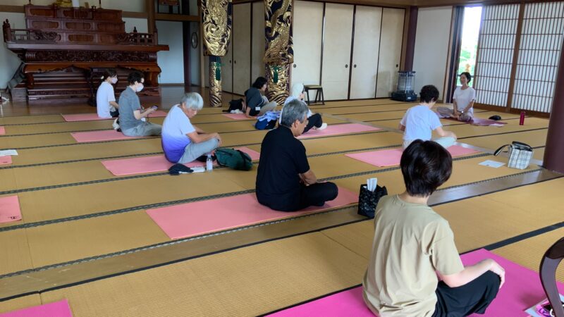 光明塾　屋内講座「お寺でヨガ」